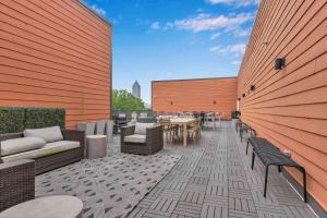 an outdoor patio with tables and chairs on a building at Downtown Atlanta Home Away from Home - 2 in Atlanta +11 photos