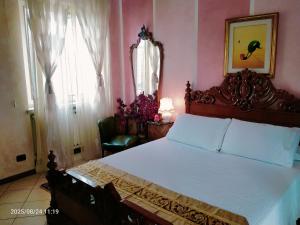a bedroom with a large bed in a room with pink walls at B&B Gardasee in Castelnuovo del Garda