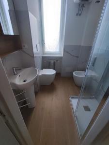 Et badeværelse på City center, between Piazza Alfieri and Piazza Palio + 17 billeder