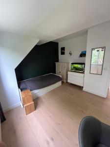 a bedroom with a bed and a fish tank at Villa 4ch jardin proche de Lille in Bondues