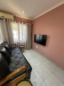 温特和克Little Haven Conerstone cottage的配有沙发和平板电视的客厅