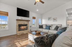 TV a/nebo společenská místnost v ubytování The White Heron home