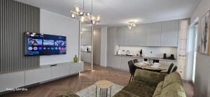 ブスコ・ズドロイにあるApartament MIRAGE NOWA DZIELNICAのソファとテーブルとテレビのあるリビングルーム