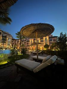 Kolam renang di atau dekat dengan Elegant studio - 100 m from Smokinya Beach by Flat Mаnager