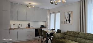 ブスコ・ズドロイにあるApartament MIRAGE NOWA DZIELNICAのキッチン、リビングルーム(ソファ、テーブル付)