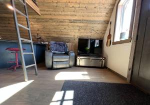 Μια τηλεόραση ή/και κέντρο ψυχαγωγίας στο Canyon A-Frame Cabin - Fire Pit, Sauna, Hiking