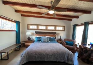 Ένα ή περισσότερα κρεβάτια σε δωμάτιο στο Canyon A-Frame Cabin - Fire Pit, Sauna, Hiking