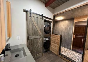 Ένα μπάνιο στο Canyon A-Frame Cabin - Fire Pit, Sauna, Hiking +30 φωτογραφίες