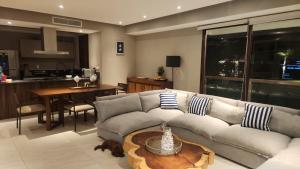 a living room with a couch and a table at Hermoso departamento Acapulco in Acapulco
