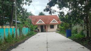 a small house with a red roof and a driveway at Jimmy Hous in Phangnga