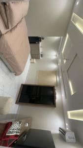 an overhead view of a room with a bed and a desk at نايس لوكيشن in Taif