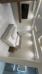 an overhead view of a bathroom with white towels at نايس لوكيشن in Taif