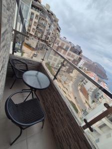 アル・ホセイマにあるAppartement rif roayalの海の景色を望むバルコニー(テーブル、椅子付)