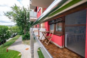 d'un balcon avec une table et des chaises. dans l'établissement Nest 5B, à Bratislava