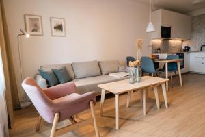 un salon avec un canapé et une table dans l'établissement Nest 5B, à Bratislava