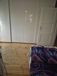 ミュンヘンにあるZimmerのドアと蝶のベッドのある部屋