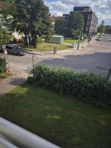 ミュンヘンにあるZimmerの駐車場付き通りの窓からの眺め