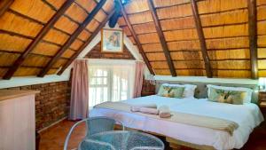 Ένα ή περισσότερα κρεβάτια σε δωμάτιο στο Selukwe Safari Lodge