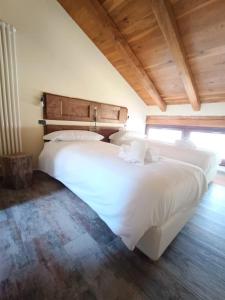 En eller flere senge i et værelse på Duno Country Cottage + 38 billeder