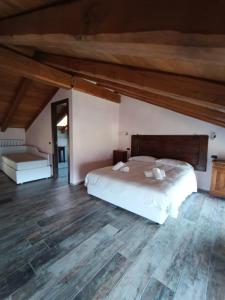 En eller flere senge i et værelse på Duno Country Cottage