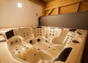 y baño con bañera grande y techo de madera. en Chalupa v Oblacích, en Jindřichov
