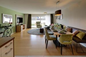 a living room with a couch and a table at Appartement Deluxe mit Garten stilvoll wohnen und entspannen 12 Min vom Europa Park in Schwanau