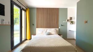 En eller flere senge i et værelse på Villa contemporaine avec piscine - Céleste + 27 billeder