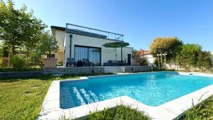 Swimmingpoolen hos eller tæt på Villa contemporaine avec piscine - Céleste
