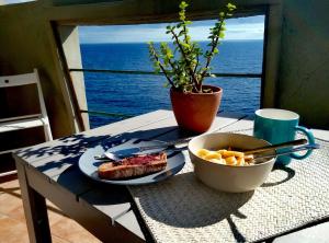 a table with a plate of food and a bowl of fruit at Ático encima del mar in Santa Cruz de la Palma