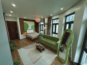 a living room with a green couch and a bed at Katka Riverside Homestay Hai Phong in An Dương +60 photos