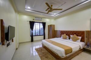 a bedroom with a bed and a ceiling fan at Mountain Paradise Villa in Jāmb