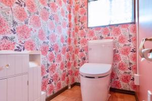 un baño con inodoro y lavabo en 神樂谷, en Fujikawaguchiko
