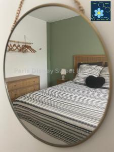 En eller flere senge i et værelse på Paris Disney Sweet Retreat