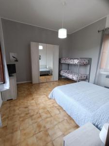 Le MarmoreにあるA casa di Ireneのベッド2台と鏡のある寝室 +52枚の写真