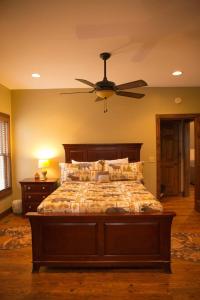 Ένα ή περισσότερα κρεβάτια σε δωμάτιο στο Secluded Cabin - Games, Fire Pit, Hot Tub, Pet OK