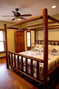 Ένα ή περισσότερα κρεβάτια σε δωμάτιο στο Secluded Cabin - Games, Fire Pit, Hot Tub, Pet OK