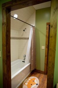 Ένα μπάνιο στο Secluded Cabin - Games, Fire Pit, Hot Tub, Pet OK +48 φωτογραφίες