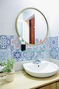 Bilik mandi di Heart Of Hoan Kiem RARE 4BR large cozy private house center max 14pax FREE laundry