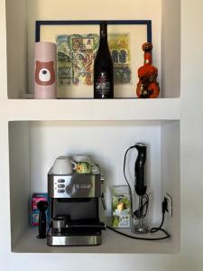 een plank met een koffiezetapparaat en een blender bij Terrace Garden Apartment in Acitrezza