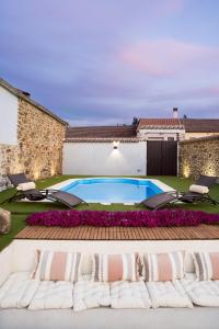 ein Swimmingpool mitten in einem Hof in der Unterkunft El Corral de Cayetana in Valdemierque