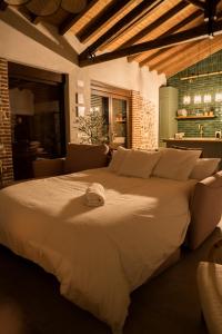 ein Schlafzimmer mit einem großen Bett in einem Zimmer in der Unterkunft El Corral de Cayetana in Valdemierque