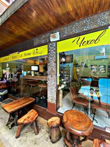 Reštaurácia alebo iné gastronomické zariadenie v ubytovaní NBC Nai Harn Beach Condo Phuket