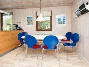 Μια τηλεόραση ή/και κέντρο ψυχαγωγίας στο 6 person holiday home in Bjert-By Traum