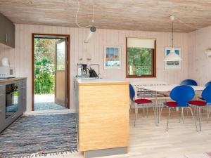 Η κουζίνα ή μικρή κουζίνα στο 6 person holiday home in Bjert-By Traum +28 φωτογραφίες
