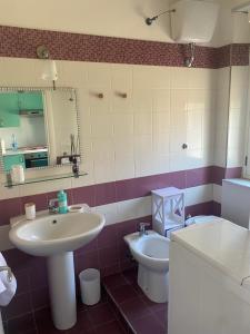 Ένα μπάνιο στο EMMEVI House +12 φωτογραφίες