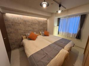 un letto grande in una stanza con una finestra di Nakajima Park stay AMS tower Nakajima 20F 2005 a Sapporo