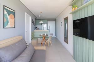 Televisyen dan/atau pusat hiburan di Apartamento com VISTA maravilhosa no bairro do Pina! Cozinha completa, Wi-Fi, Ar Condicionado e máquina de lavar - Condomínio com Estacionamento, Recepção 24h, Piscina e Academia
