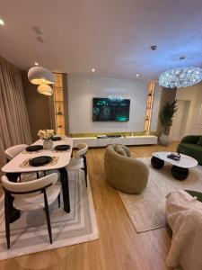 Φωτογραφία από το άλμπουμ του New Luxury 2 bed in Lekki 1 WiFi PS5 247 Power Mart σε Lagos