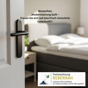 a door with a sign next to a bed at Ferienwohnung Rebennah - modern - Freisitz - Küche - ideal für Monteure in Platten