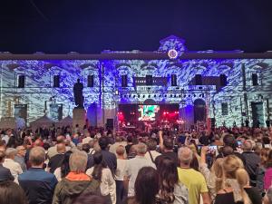 a large crowd of people standing in front of a stage at Casa Valeria in Sulmona